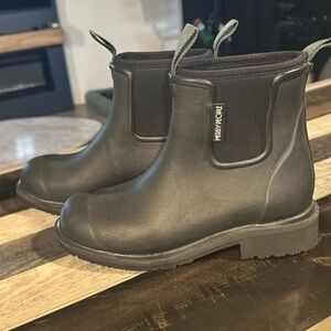 Black merry people boots
